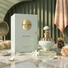 Eine luxuriöse Lifestyle-Aufnahme des Juman Exclusive 100ml-Flakons und der Geschenkbox, gestylt auf einer Marmoroberfläche mit Perlen, Rosenblättern und dekorativen Akzenten.