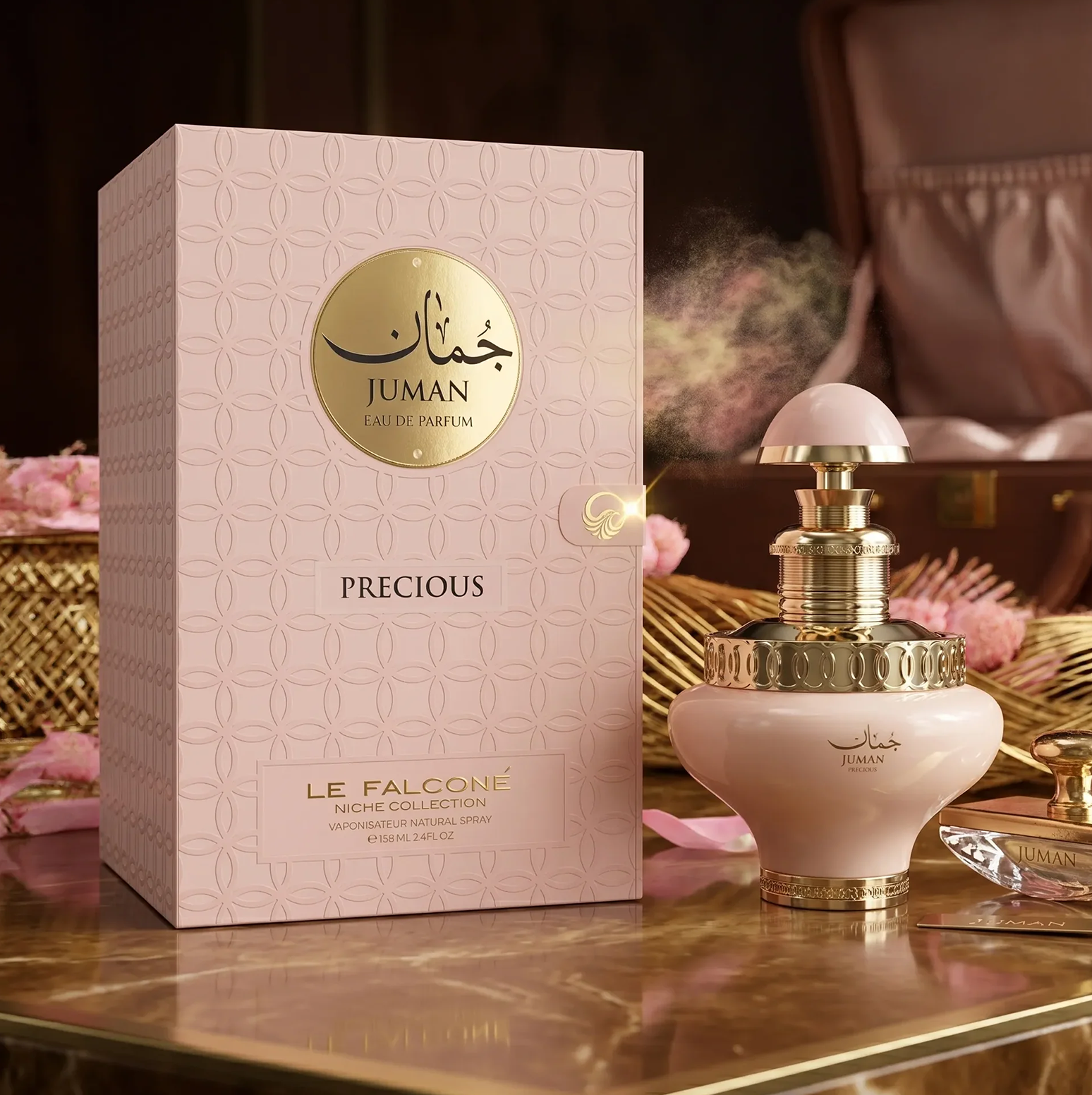 Eine luxuriöse Produktpräsentation von Juman Precious Eau de Parfum, bei der der sanft getönte 100-ml-Flakon neben der verzierten, gemusterten Geschenkbox auf einer eleganten Marmoroberfläche präsentiert wird.