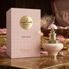 Eine luxuriöse Produktpräsentation von Juman Precious Eau de Parfum, bei der der sanft getönte 100-ml-Flakon neben der verzierten, gemusterten Geschenkbox auf einer eleganten Marmoroberfläche präsentiert wird.