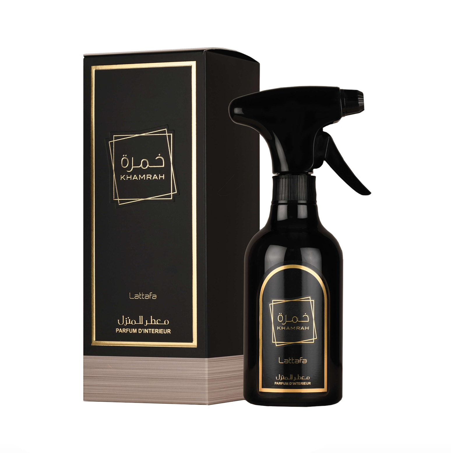 Ein professionelles Produktfoto des 450-ml-Raumspray-Flakons von Lattafa Khamrah, das neben der eleganten Verpackung gezeigt wird und die hochwertige, raffinierte Ästhetik dieses luxuriösen Raumdufts unterstreicht.
