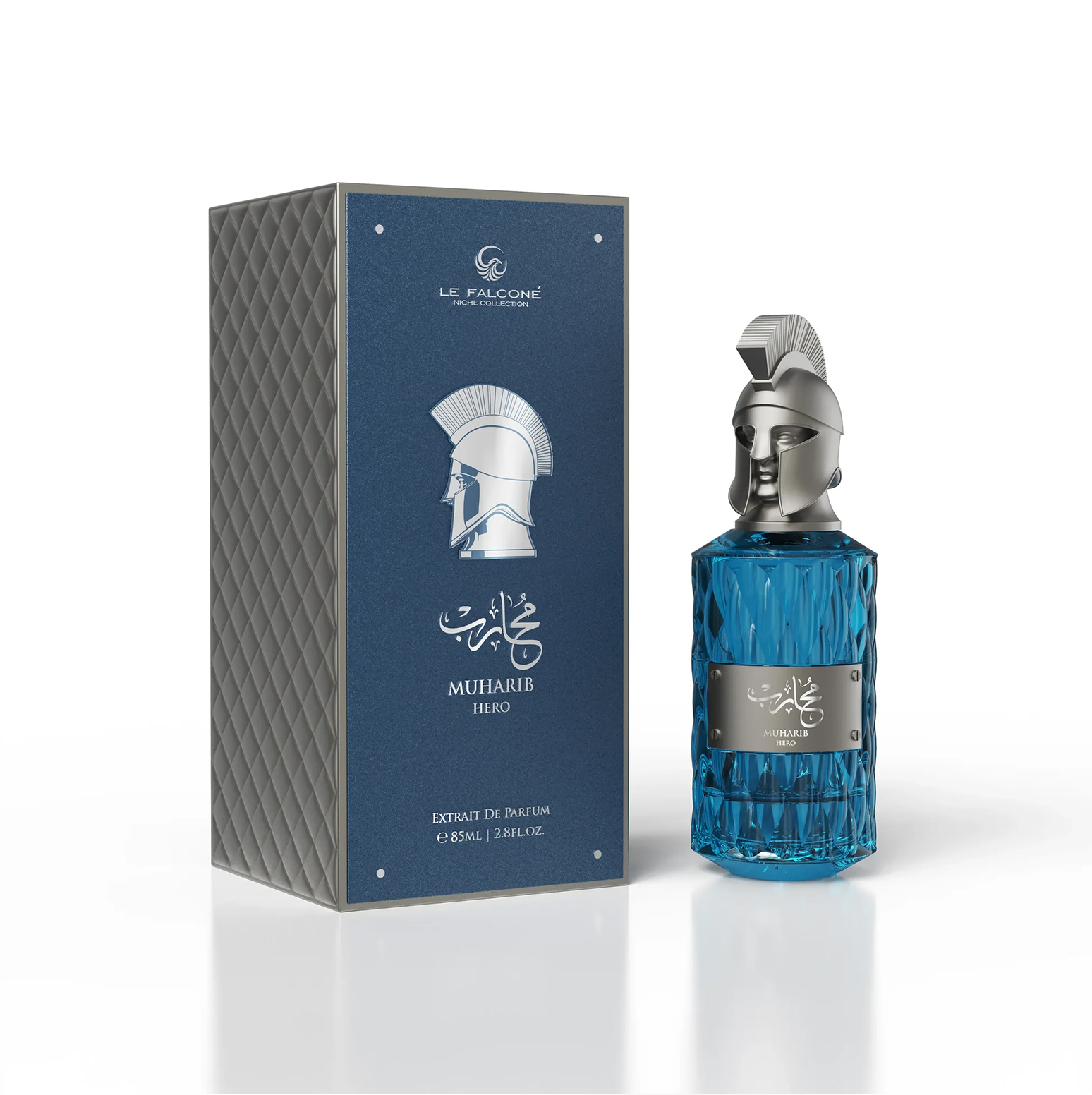 Eine hochwertige Produktpräsentation von Le Falconé Muharib Hero Extrait de Parfum, die den blauen 85-ml-Glasflakon neben der eleganten, strukturierten blauen Geschenkbox mit dem ikonischen silbernen Spartanerhelm präsentiert.