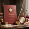 Ein luxuriöses Produktdisplay von Mirsaal Love Letter Eau de Parfum, das den mit Wachs versiegelten 100-ml-Flakon zusammen mit der passenden roten Geschenkbox, dekorativen Stiften und getrockneten Rosen auf einem klassischen Schreibtisch zeigt.