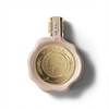 Nahaufnahme des Le Falconé Mirsaal Passion 100ml Flakons mit seinem einzigartigen Wachssiegel-Design. Eine saubere Studioaufnahme des Mirsaal Passion 100ml Flakons, die den zartrosa Farbton, das ikonische goldene Wachs-Siegel-Emblem und die aufwendige Handwerkskunst des Verschlusses hervorhebt.
