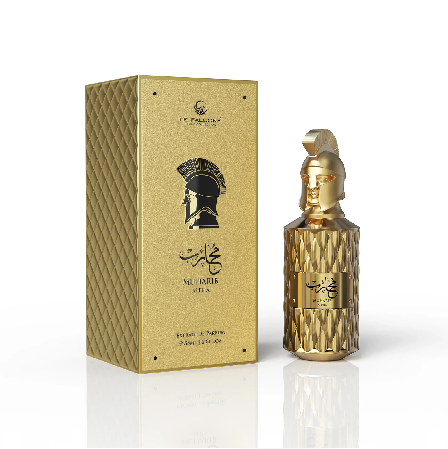 Eine hochwertige Produktpräsentation von Le Falconé Muharib Alpha Extrait de Parfum, die den 85-ml-Flakon neben seiner eleganten, strukturierten goldenen Schachtel mit dem ikonischen Spartanerhelm präsentiert.