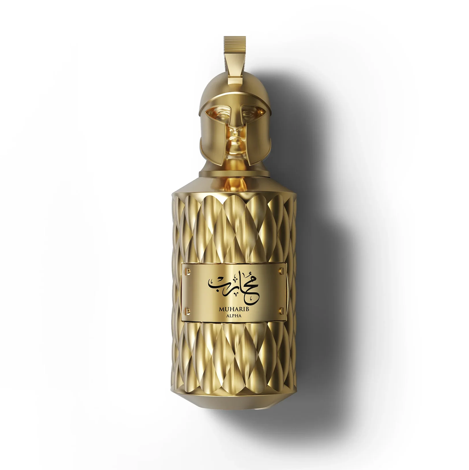 Eine detaillierte Studioaufnahme des goldenen Flakons von Le Falconé Muharib Alpha (85 ml), die die komplizierte metallische Textur und die einzigartige, skulpturale Kappe mit Spartanerhelm hervorhebt, die diesen luxuriösen Herrenduft auszeichnet.