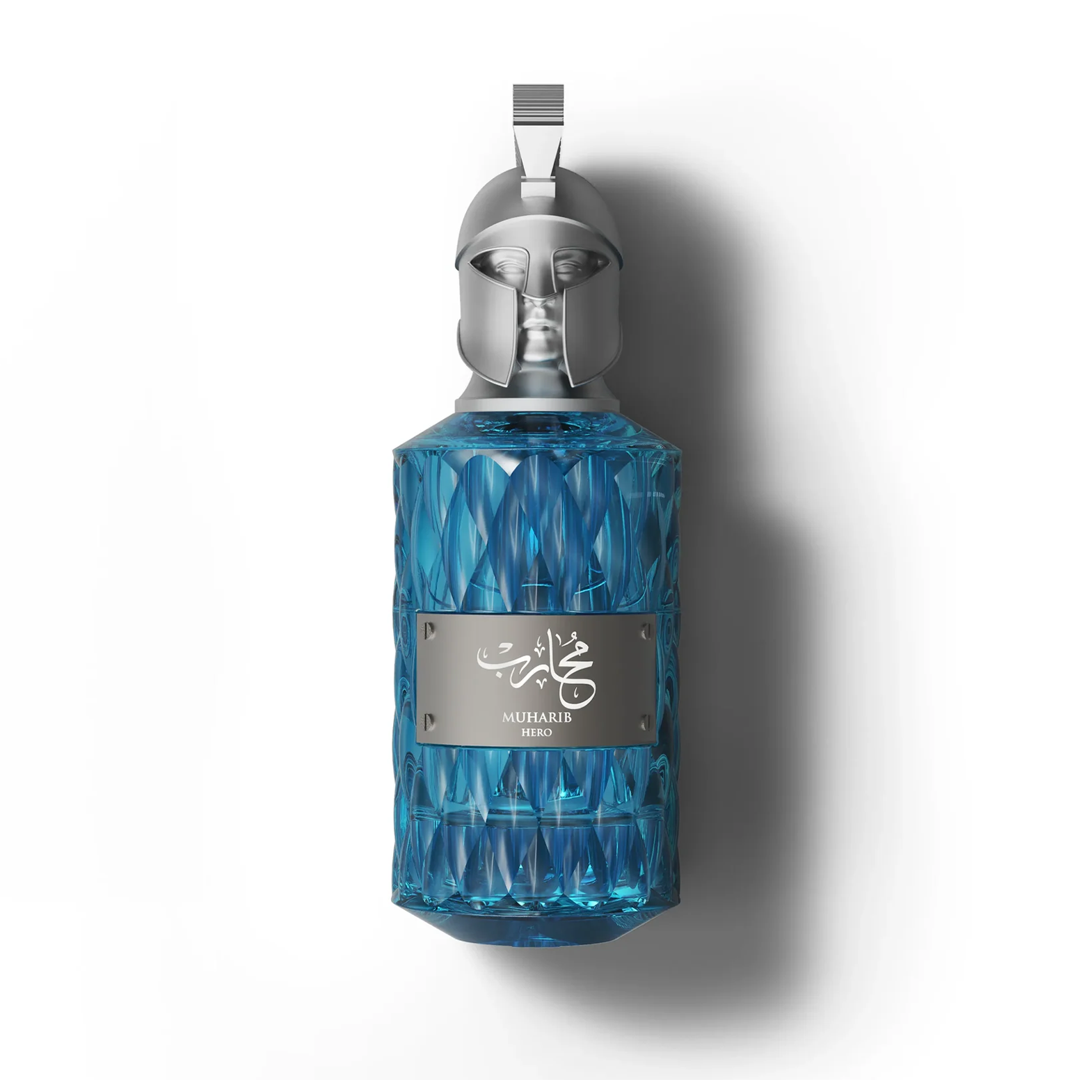 Le Falconé Muharib Hero 85ml Herrenparfümflakon mit silbernem Spartanerhelm-Verschluss. Eine detaillierte Studioaufnahme des blauen Glasflakons von Le Falconé Muharib Hero 85ml, die den einzigartigen, skulpturalen silbernen Spartanerhelm-Verschluss und das strukturierte, kristalline Design des Flakons hervorhebt.