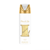 Eine hochwertige Nahaufnahme des Lattafa Peace and Love Deodorant-Flakons, die das ästhetische Design des Flakons vor einem ätherischen Hintergrund mit weicher Schärfe zeigt, um seine romantische und zarte Natur hervorzuheben.