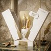 Eine luxuriöse Produktpräsentation von Risala For You Eau de Parfum mit dem weiß-goldenen 100-ml-Flakon mit dem charakteristischen Füllfederhalter-Verschluss, der in einer eleganten Geschenkbox mit Federkiel und Tintenfass auf einer Marmoroberfläche präsentiert wird.