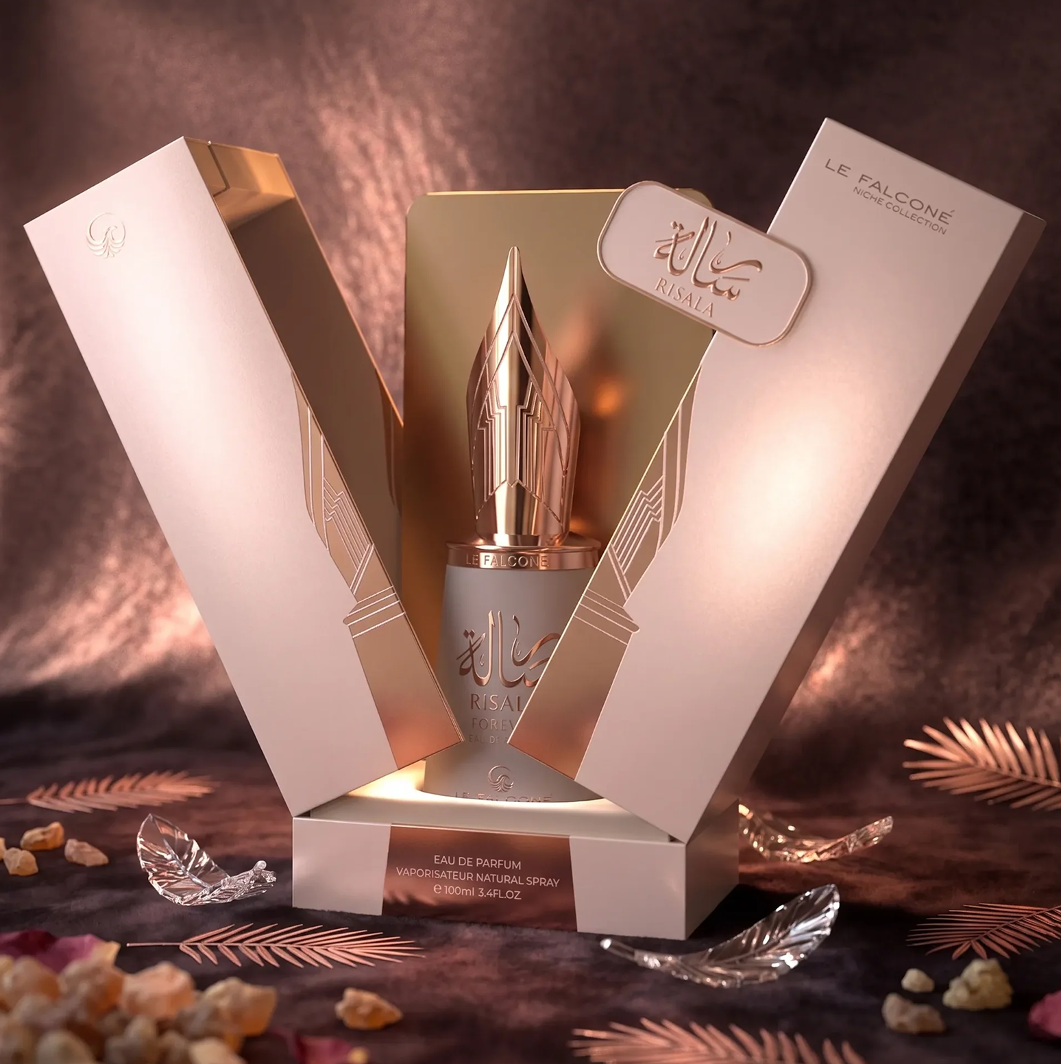 Eine luxuriöse Produktpräsentation von Risala Forever Eau de Parfum, die den 100-ml-Flakon mit dem charakteristischen Füllfederhalter-Verschluss zeigt, der in einer eleganten Geschenkbox mit dekorativen Akzenten präsentiert wird.