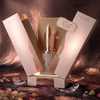 Eine luxuriöse Produktpräsentation von Risala Forever Eau de Parfum, die den 100-ml-Flakon mit dem charakteristischen Füllfederhalter-Verschluss zeigt, der in einer eleganten Geschenkbox mit dekorativen Akzenten präsentiert wird.